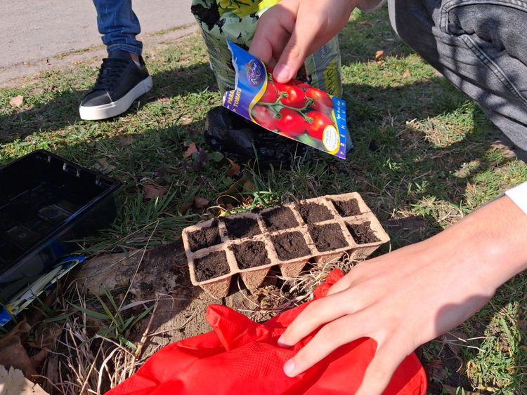 Iskolánk Dobbantó programjában résztvevő tanulóival előkészítettük a magaságyásokat