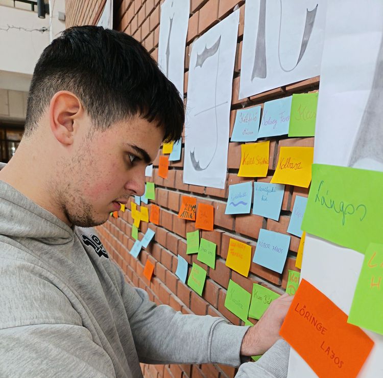 Formabontóan tisztelegtek